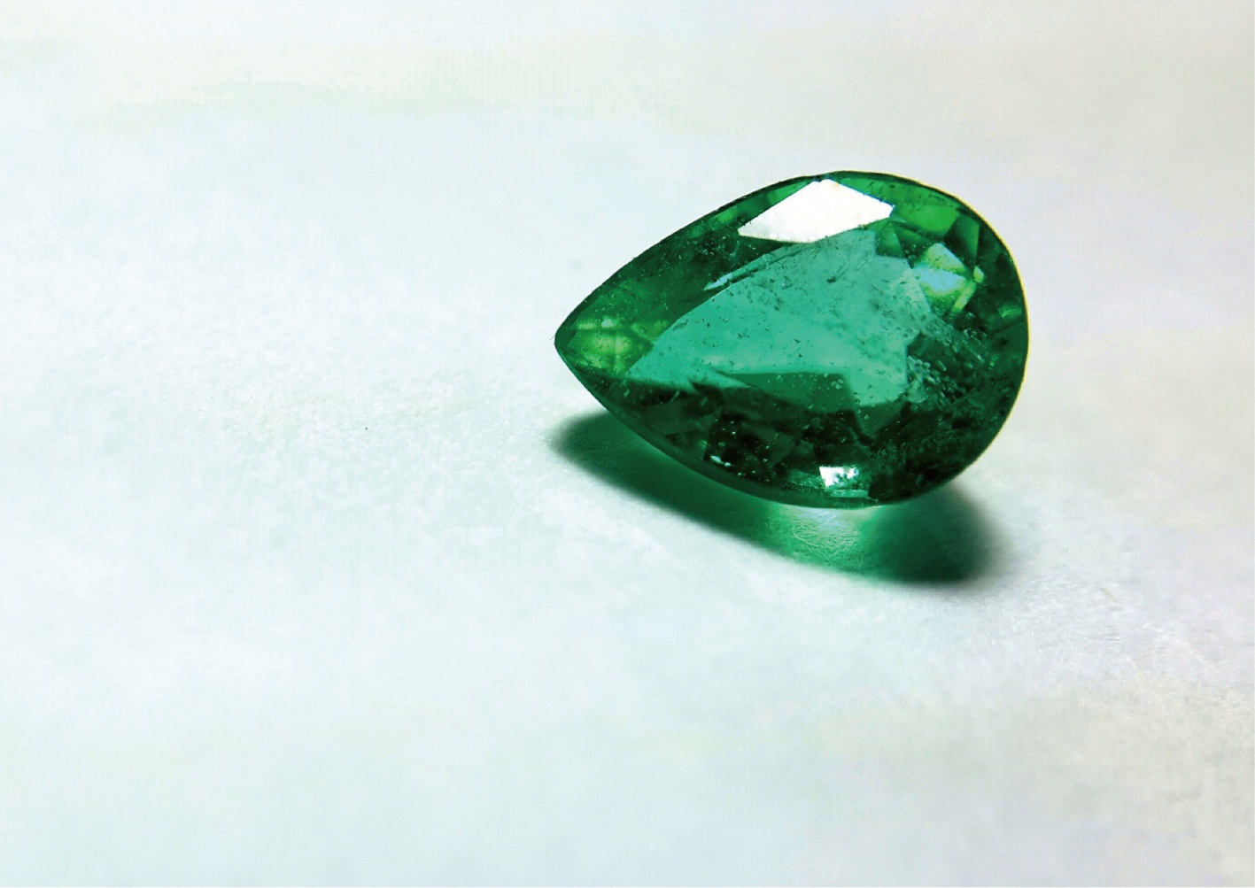 エメラルドを装う Novarese Magazine